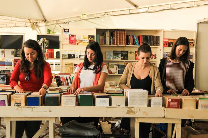 Evento inclui expositores, atrações culturais e sessões de autógrafos