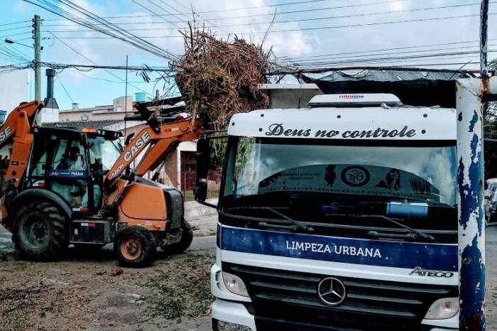 Trabalho inclui raspação de meio-fio, roçado, drenagem e patrolamento nos bairros e no Centro