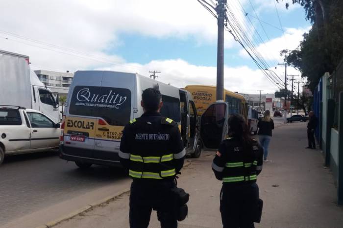 Agentes de trânsito estão inspecionando vans para coibir irregularidades e evitar veículos clandestinos
