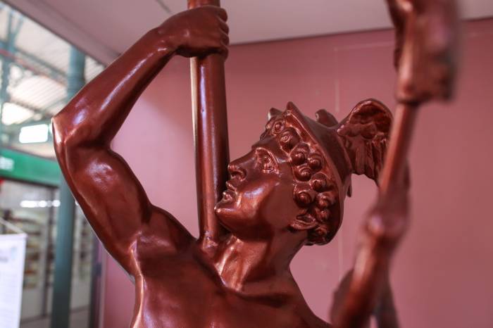 Monumento será instalado em pedestal no corredor central, nas proximidades das bancas 76 e 77 e da porta da rua Tiradentes
