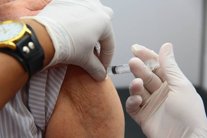 Doses estarão disponíveis a idosos, gestantes e crianças entre seis meses a seis anos de idade a partir desta segunda-feira (7) em todas as UBSs e na Casa das Vacinas