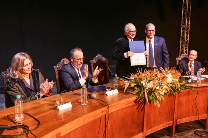 Ato conjunto das universidades católica e federal entregou a honraria ao sociólogo português