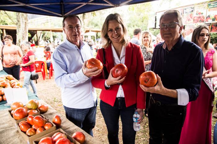 Festa acompanhada pela prefeita celebrou a cultura do fruto e homenageou o trabalho dos produtores rurais