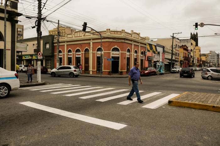 Zona Azul recebe nova pintura pela Serttel e nas vias com eixo de pista a STT trabalha com maquinário específico