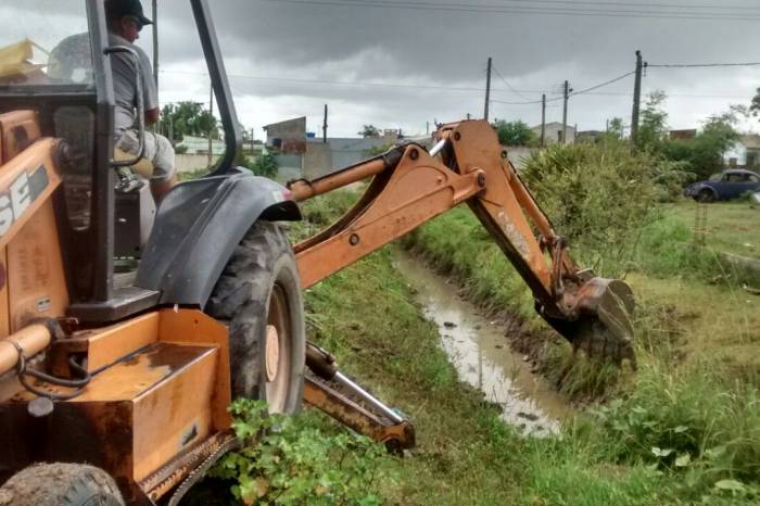 No sábado (24), teve início a primeira etapa de limpeza de valetas,  uma extensão de dois mil metros,  do Corredor do Obelisco até a Vila Vasco Pires