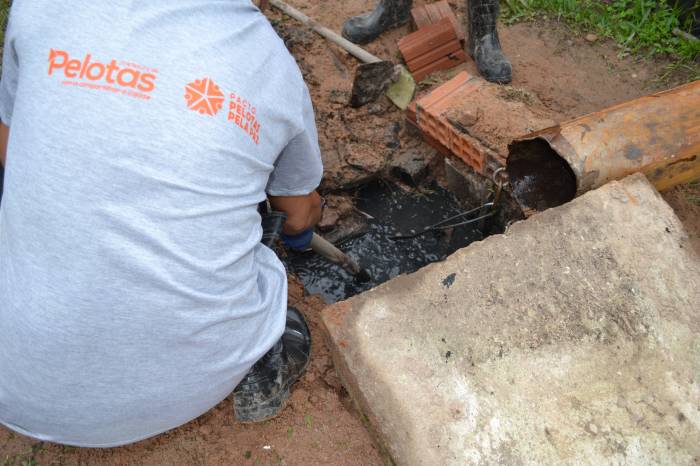 Sete apenados, do grupo 'Guris do Pacto', recuperou 1,5 quilômetro de valetas. Serviço está na metade