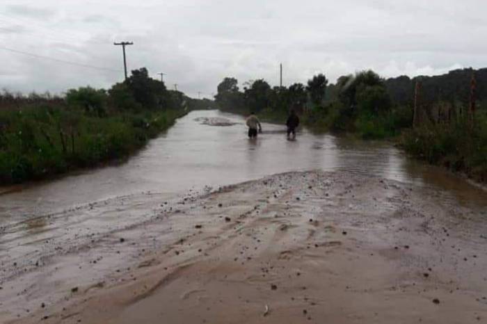 Forte chuva da tarde desta sexta-feira (15) reteve água na estrada e impediu a passagem do trânsito