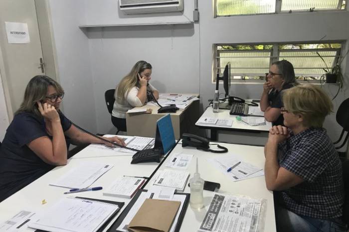 Doze profissionais da Saúde respondem chamados da população durante dez horas ininterruptas. Fase de mitigação, declarada pelo Estado e pelo País, reflete em mudanças nos protocolos de atendimento a partir desta terça (24)