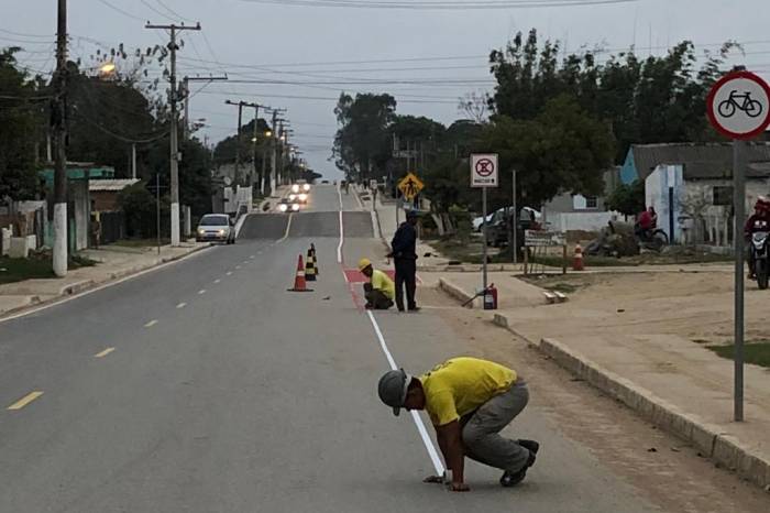 Pintura finaliza intervenções previstas no projeto. Sistema de drenagem eliminou valetas na via