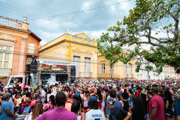 Bairros e Centro da cidade sediaram a folia que movimentou milhares de pelotenses pelas ruas do município