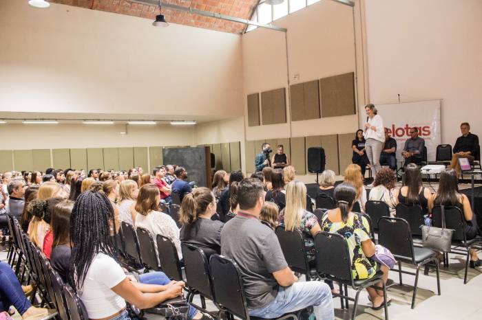 Prefeita Paula e demais gestores do Município deram as boas-vindas a professores de Séries Iniciais, da Educação Infantil e auxiliares que ingressam no serviço público nesta segunda-feira
