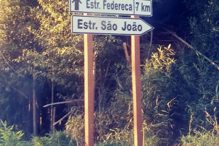 Sinalização serve para orientar visitantes na zona rural
