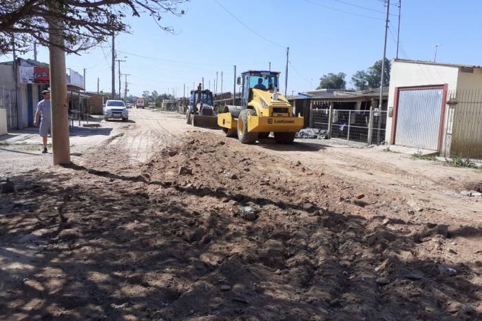 Equipe da Secretaria de Serviços Urbanos e Infraestrutura deu atenção especial à rua 22 de Maio, no Lindóia