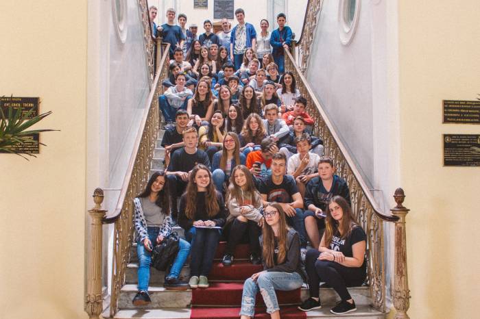 Estudantes participam de atividade extraclasse da escola, que propõe conhecer municípios importantes para a história do Estado