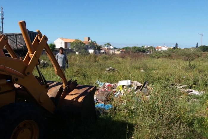 Oito caminhões caçamba e cinco retroescavadeiras são utilizados