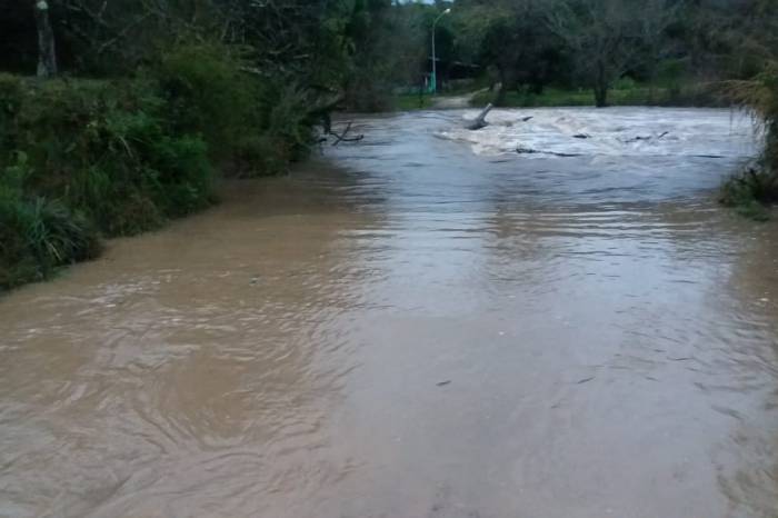 Ações na colônia de Pelotas terão início assim que o tempo melhorar. Volume de precipitações atinge 180 milímetros e três pontes ficaram cobertas pela água