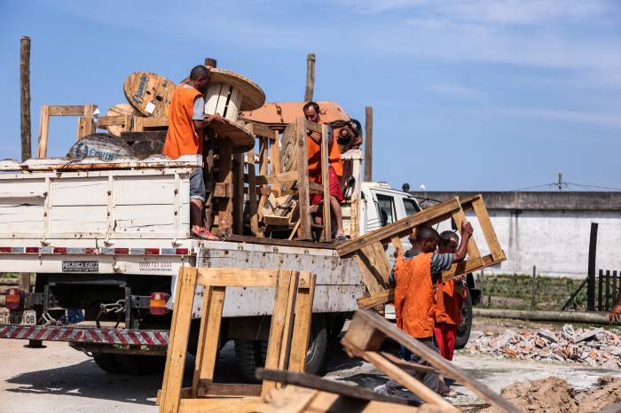 Estatal confirma apoio para mão de obra prisional confeccionar artigos em madeira