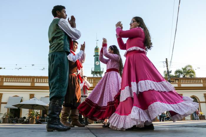 Atividade é uma das tarefas da Gincana Tradicionalista pela Paz; as vestimentas serão utilizadas em projetos sociais nas escolas da rede municipal