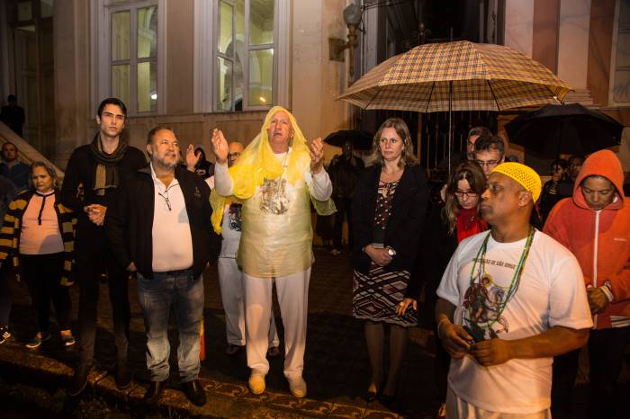 Dezenas de devotos percorreram vias dos bairros São Gonçalo e Centro na noite desta terça-feira