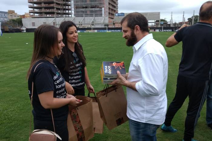 Comitiva entregou material informativo sobre a cidade e a 26ª Fenadoce no Estádio Bento Freitas