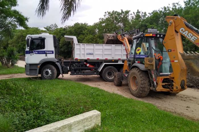 O trabalho utiliza oito caminhões caçamba, cinco retroescavadeiras e operários para a limpeza manual