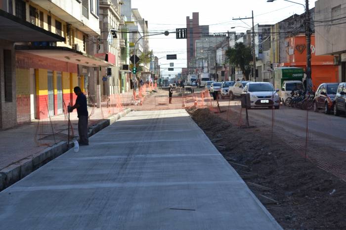 Concreto está em processo de cura entre as ruas Tiradentes e Dom Pedro II