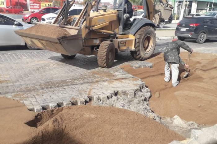 Calçamento danificado, sentido bairro/Centro, a partir da rotatória da avenida 25 de Julho, é recolocado em base nova