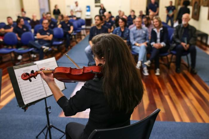 Integrantes do grupo - empresários e executivos de negócios - apreciaram concerto da Orquestra Estudantil Areal