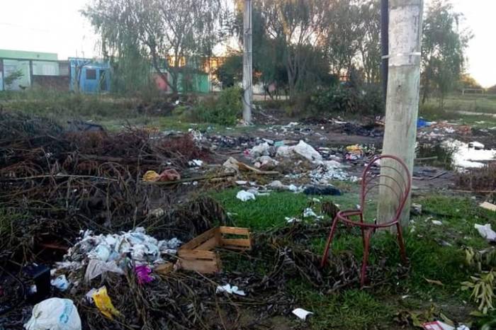 Professores, pais e estudantes encontraram a frente de uma das escolas municipais do bairro tomada por resíduos