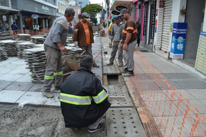 Obras nos passeios e alargamento de calçada estão em andamento