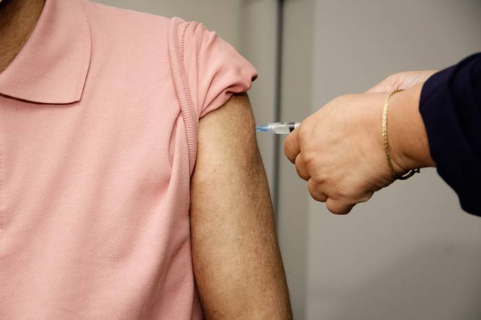 Começa vacinação para nova faixa etária de acamados