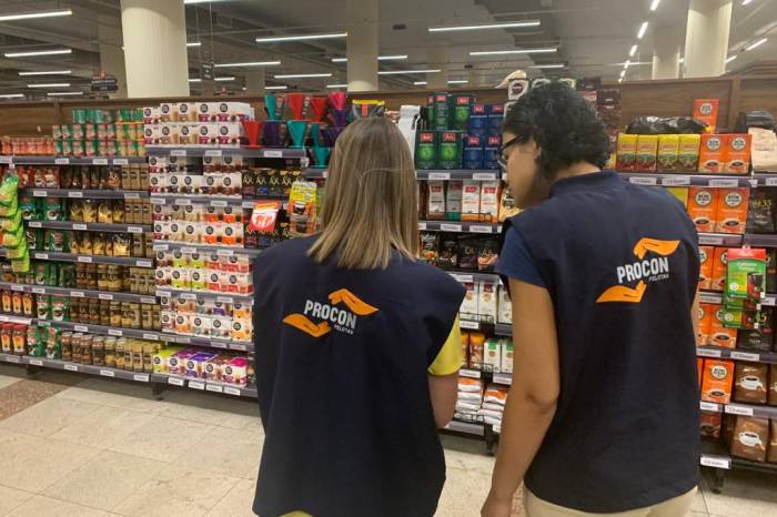 Queixas, a maioria relacionada ao álcool em gel e às máscaras de proteção, passam a abranger itens do cesto básico