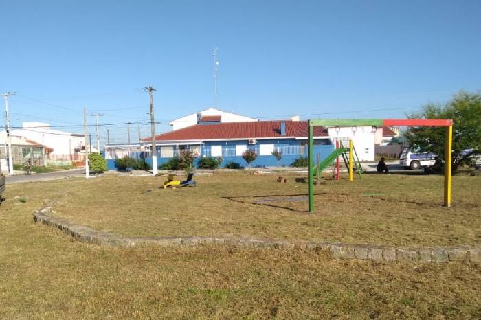 Prefeitura instalou brinquedos e fez a limpeza da área