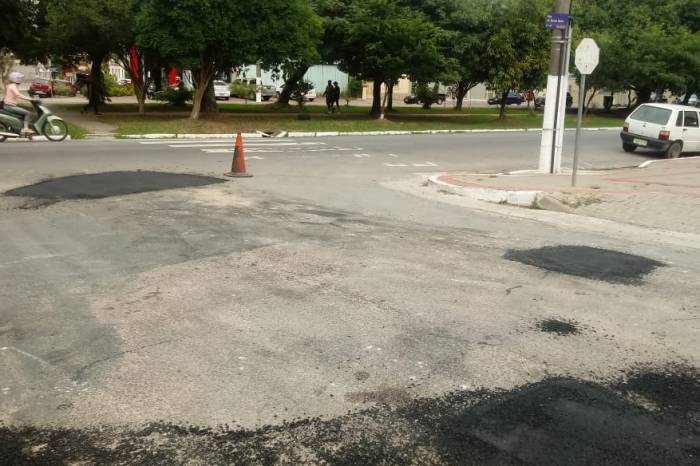 Vias do loteamento Moradas de Nazareth recebem equipe da operação tapa-buracos