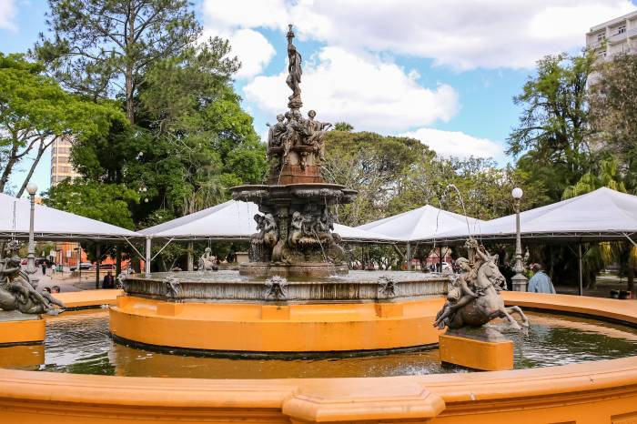 Patrimônio da Praça Coronel Pedro Osório registra o legado do município em diferentes áreas. Local ainda sofre com a ação de vândalos e tentativas de furto
