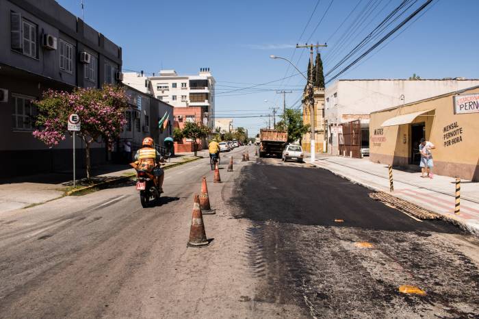 Trinta toneladas de asfalto, produzidas pela usina do Município, são empregadas para restabelecer a pista para bicicletas