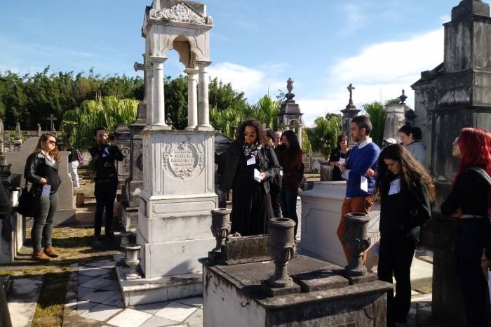 Aula sobre arte funerária e história de Pelotas é ministrada por grupo de pesquisa do curso de bacharelado em Conservação e Restauração de Bens Culturais da UFPel