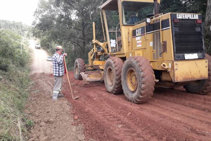 Trabalhos de patrolamento,  colocação de cascalho e roçado foram feitos, nesta semana, na zona rural