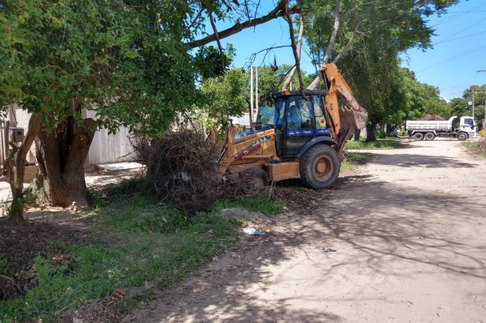 Equipes desenvolvem ações de varrição, pintura de meio-foios, limpeza de valetas, drenagem, raspagem da vegetação e revitalização de parques