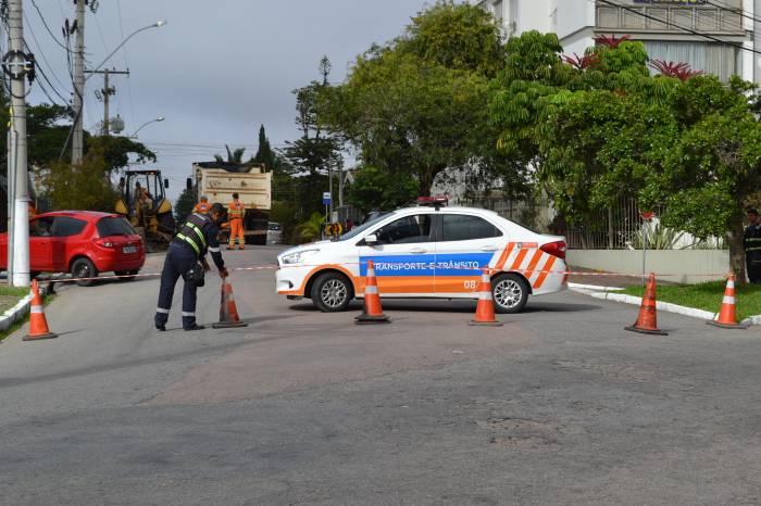 Tráfego está interrompido na quadra entre as ruas Guilherme Wetzel e Alexandre Gastaud
