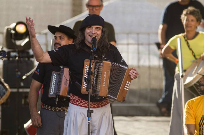 As atrações se apresentaram no palco principal no Largo do Mercado Central.