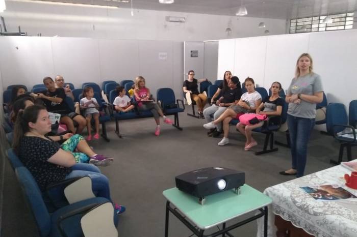 Professores do projeto participam das sessões, promovendo atividades educativas e recreativas para as crianças que acompanham os pais nos encontros