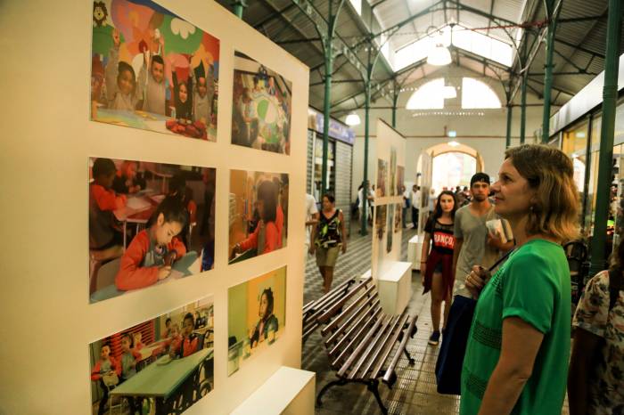 Exposição sediada no Mercado Central apresenta 50 fotos que retratam a realidade das crianças pelotenses depois das obras de reforma e ampliação dos educandários