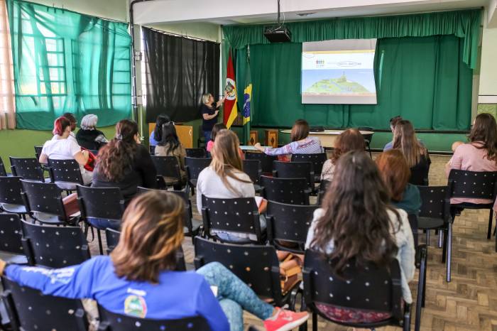 Curso online promoveu um encontro presencial nesta segunda-feira