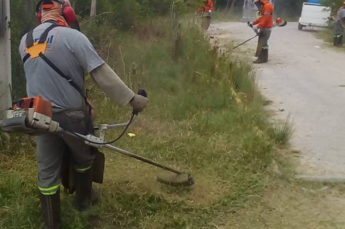 Equipes de roçado, raspação de meio-fio e limpeza de valetas se dividem para atender demanda da cidade