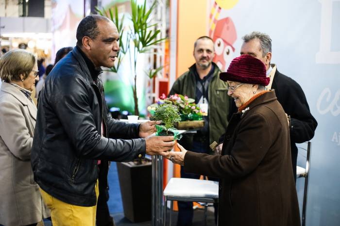 Atividade, na baixa temporada da praia, permitirá a troca de lixo eletrônico por mudas de flores