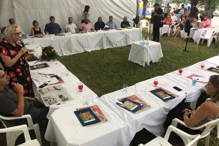 Encontro dos prefeitos com a secretária Arita Bergmann ocorreu na Festa da Melancia, em Pedro Osório