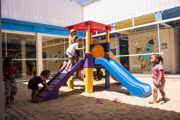 Prefeitura investiu mais de R$ 1,2 milhão para qualificar o espaço de aprendizagem de 200 crianças. Comunidade comemorou, nesta sexta, a entrega oficial das melhorias na Emei Herbert de Souza