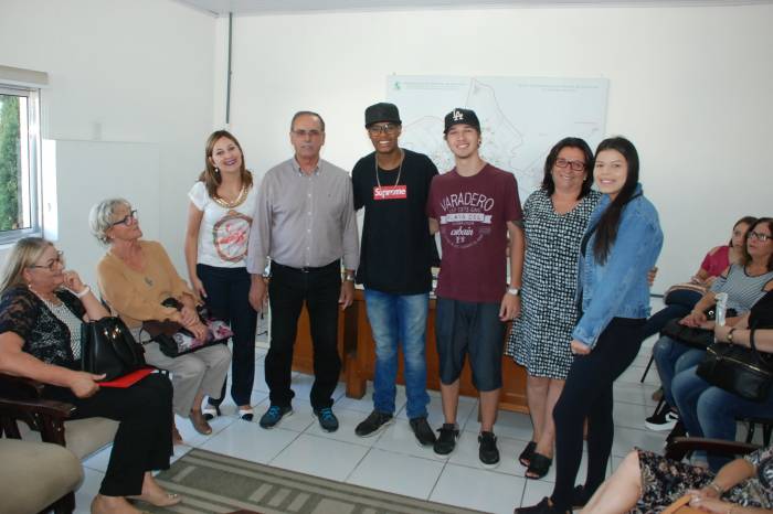 Secretário de Educação reúne-se com os estudantes, selecionados no vestibular de 2018, para felicitá-los