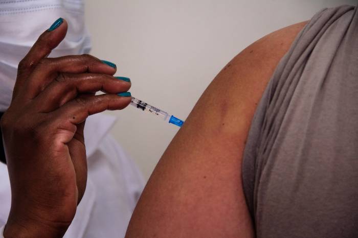 Vacinação é ampliada para pessoas com até 51 anos nesta semana